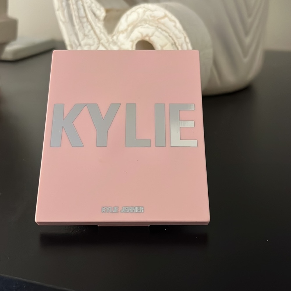 Kylie cosmetics pressed bronzing powder Tawny Mami